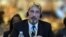 El empresario de software antivirus John McAfee escucha durante una conferencia de seguridad en Internet en Beijing, China, el 16 de agosto de 2016.