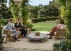 Pangeran Harry dan Meghan dari Inggris, Duchess of Sussex, diwawancarai oleh Oprah Winfrey dalam foto selebaran tak bertanggal. (Foto: Harpo Productions/Joe Pugliese via REUTERS)