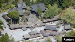 日本南部熊本县阿苏市的文化遗产古迹阿苏神社的部分建筑物在地震中被震塌 （2016年4月16日）