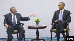 Los presidentes Barack Obama y Raúl Castro conversando animadamente en su histórica reunión bilateral del sábado.