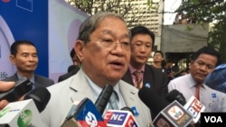 Khieu Kanharith, minister of Information, talked to reporters at Department of Media and Communication (DMC) during 15-year anniversary celebration on December 20, 2016. (Kann Vicheika/VOA Khmer)