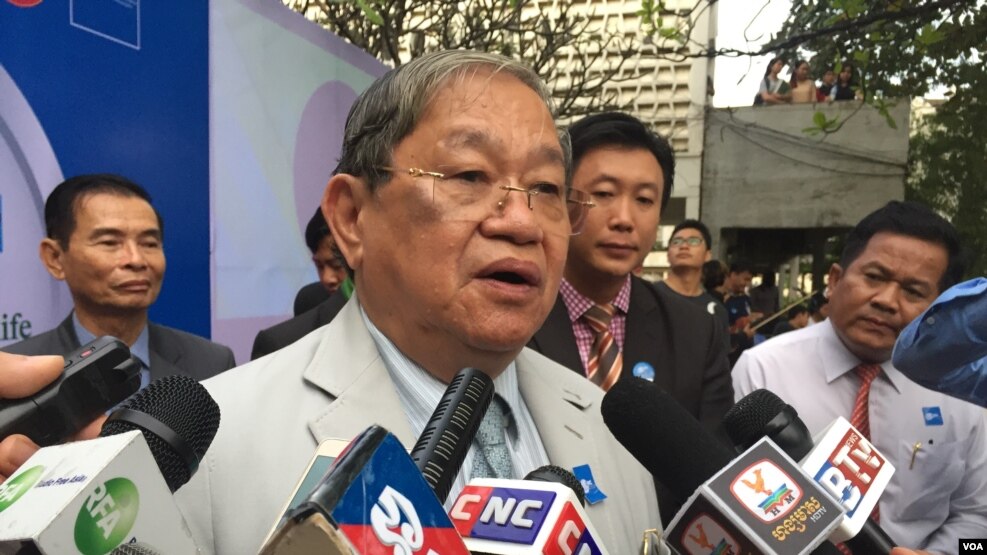 Khieu Kanharith, minister of Information, talked to reporters at Department of Media and Communication (DMC) during 15-year anniversary celebration on December 20, 2016. (Kann Vicheika/VOA Khmer)