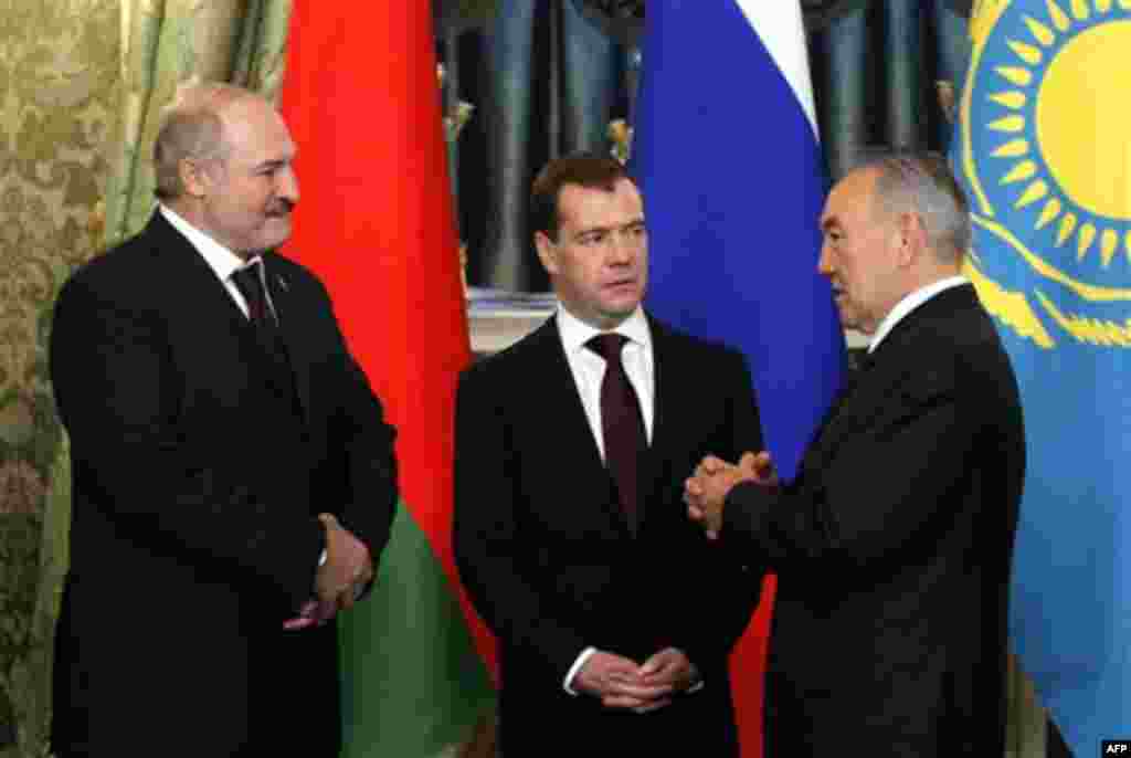 Russian President Dmitry Medvedev, center, Belarusian President Alexander Lukashenko and Kazakhstan's President Nursultan Nazarbayev, right, take part in the meeting of heads of states of the Supreme Eurasian Economic Council, in the Moscow Kremlin, Mosco