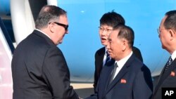 지난 9일 평양을 방문한 마이크 폼페오 미국 국무장관이 공항에 영접 나온 김영철 북한 노동당 부위원장과 악수하고 있다.