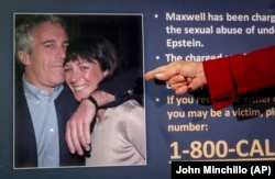 FILE - Audrey Strauss, penjabat pengacara AS untuk Distrik Selatan New York, menunjuk ke foto Jeffrey Epstein dan Ghislaine Maxwell, saat konferensi pers di New York pada 2 Juli 2020. (AP/John Minchillo, File)