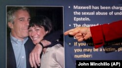 Une photo de Jeffrey Epstein et Ghislaine Maxwell, lors d'une conférence de presse des procureurs à New York, le 2 juillet 2020. 