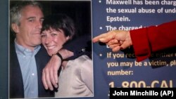 Ảnh bà Ghislaine Maxwell (phải) và ông Jeffrey Epstein (trái) do công tố viên Mỹ công bố năm 2020.