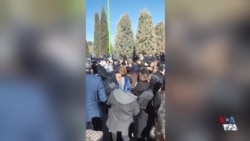 گوشه‌ای از مراسم خاکسپاری روزبه صفری، از کشته‌شدگان اعتراضات در شاهین‌شهر اصفهان
