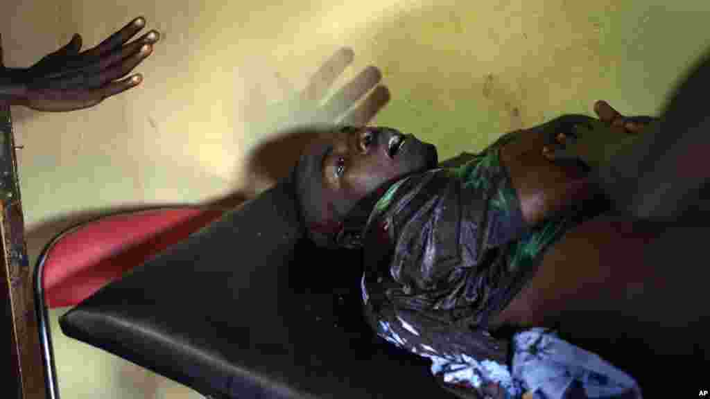 Un manifestant grièvement blessé par balle réelle attend d&rsquo;être soigné dans une petite clinique, au quartier Musaga à Bujumbura, Burundi, lundi 4 mai 2015.
