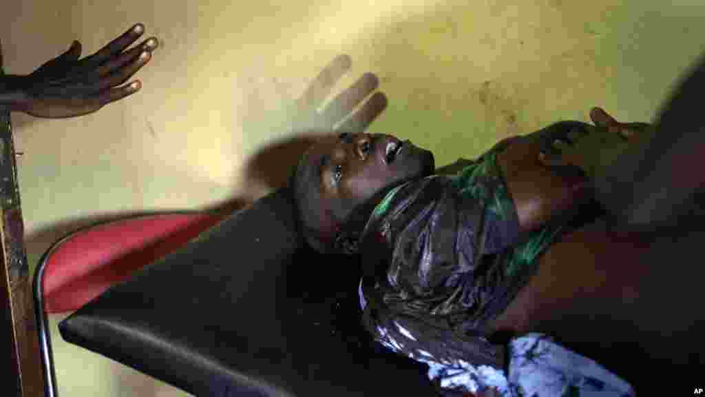 Un manifestant grièvement blessé par balle réelle attend d’être soigné dans une petite clinique, au quartier Musaga à Bujumbura, Burundi, lundi 4 mai 2015.