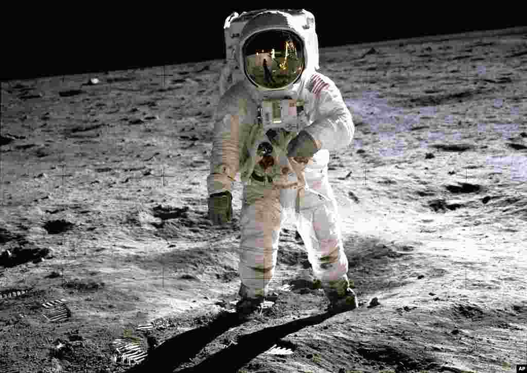 July 1969: Astronot Buzz Aldrin berjalan di permukaan bulan dekat modul lunar &quot;Eagle&quot; selama aktivitas di luar kendaraan Apollo 11. Astronot Neil Armstrong, komandan tim tersebut, mengambil foto dengan kamera permukaan bulan 70 mm.