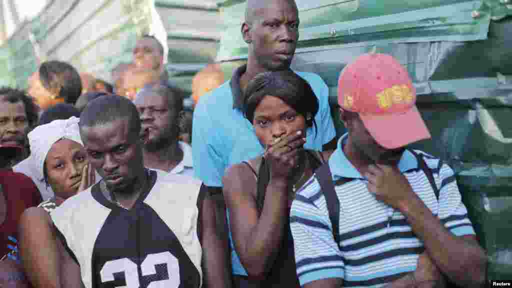 Des gens émus devant la morgue où les cadavres de personnes tuées par électrocution quand un char de carnaval a touché une ligne électrique haute tension à Port-au-Prince, le 17 février 2015.