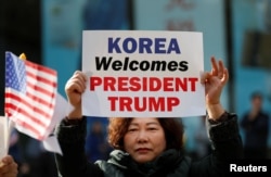 Supporters of U.S. President Donald Trump take part in a rally in central Seoul, Nov. 7, 2017.