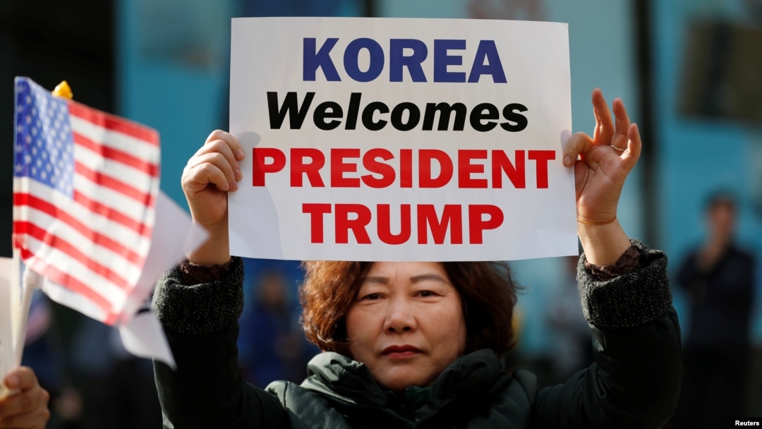 Para pendukung Presiden AS Donald Trump menyambut kunjungan Trump di Seoul, Korea Selatan, Selasa (7/11). 