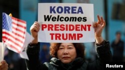 Para pendukung Presiden AS Donald Trump menyambut kunjungan Trump di Seoul, Korea Selatan, Selasa (7/11). 