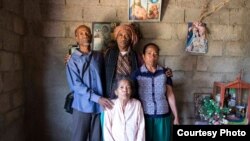 Salah satu warga Timor-Leste yang dibawa paksa, Manuel (tengah), dibawa pada usia 16 tahun dan terpisah dari keluarganya selama 42 tahun. (courtesy: Armin Septiexan / AJAR)