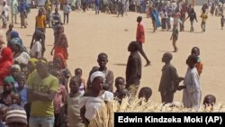 Des réfugiés qui ont fui leurs maisons à cause des violences des comabttants islamistes de Boko Haram dans un camp des réfugiés à Minawao, Cameroun, le 25 février 2015.