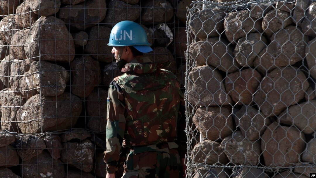 Seorang tentara PBB berdiri dekat tempat penampungan di dalam pangkalan PBB dekat Quneitra perbatasan antara Daratan Tinggi Golan yang dikuasai Israel dan Suriah Jumat, 7 Juni 2013. (AP Photo/Sebastian Scheiner)