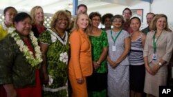 美國國務卿希拉里.克林頓訪問南太平島國庫克群島與出席‘性別平等’對話的婦女代表合照。