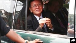 FILE - Cambodia's opposition leader Kem Sokha greets the media after a court hearing in Phnom Penh, Jan. 16, 2020.