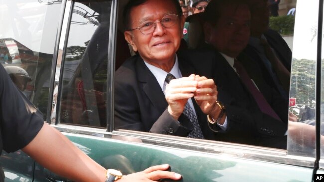 켐 소카 전 캄보디아구국당(CNRP) 대표가 지난 2020년 1월 프놈펜 법원에서 반역 혐의 심리 후 취재진에게 인사하고 있다. (자료사진)