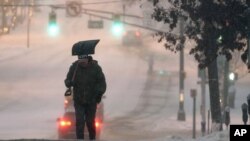 ARHIVA - Snežno nevreme u Nju Džersiju (Foto: AP/Seth Wenig)