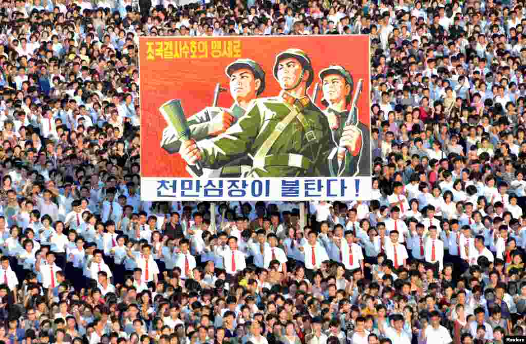 平壤的金日成广场上举行大规模群众集会，支持最近朝鲜政府发表的声明 (朝中社2017年8月9日图片)