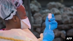 A nurse prepares a vaccine against Ebola in Goma on August 7, 2019.