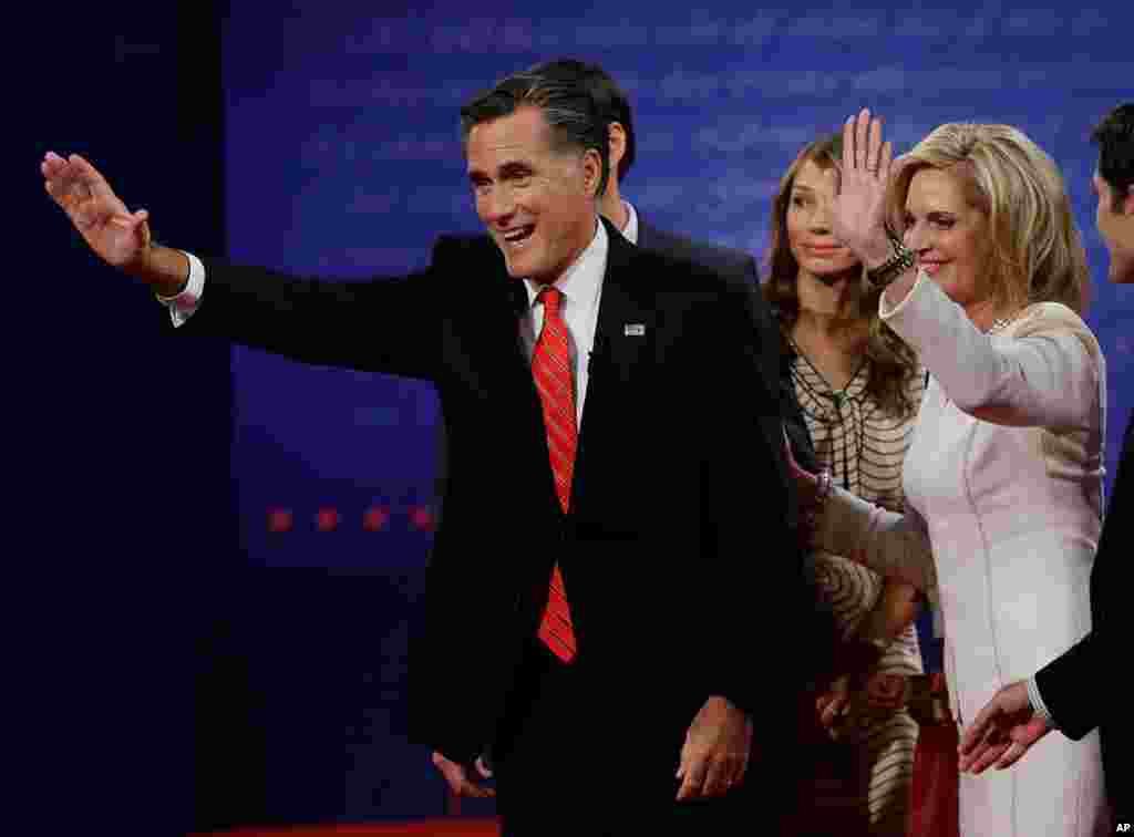 Mitt Romney dan istrinya, Ann, melambai ke arah penonton setelah debat usai.