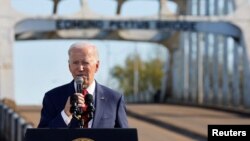 Presiden AS Joe Biden berbicara di dekat jembatan Edmund Pettus di kota Selma, negara bagian Alabama, hari Minggu (5/3).