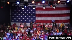 Calon presiden dari Partai Republik, Donald Trump, berpidato saat kampanye di Macomb Community College, Warren, Michigan, 1 November 2024. (Paul Sancya/AP)