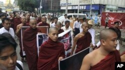 လက်ပံတောင်းတောင် အကြမ်းဖက် နှိမ်နင်းမှုတွေကို ရှုတ်ချတဲ့ သံဃာတော်တချို့ ရန်ကုန်မြို့မှာ ချီတက်လမ်းလျှောက် ဆန္ဒပြခဲ့ကြစဉ်။ (နိုဝင်ဘာလ ၃၀၊ ၂၀၁၂)။