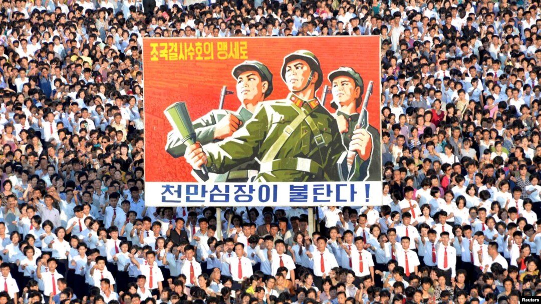 Rapat umum warga kota Pyongyang diadakan di Lapangan Kim Il Sung tanggal 9 Agustus 2017, untuk mendukung pernyataan Pemerintah Korut secara penuh dalam foto yang dirilis tanggal 10 Agustus 2017 oleh Kantor Berita Korut KCNA (KCNA via REUTERS)