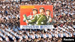 Rapat umum warga kota Pyongyang diadakan di Lapangan Kim Il Sung tanggal 9 Agustus 2017, untuk mendukung pernyataan Pemerintah Korut secara penuh dalam foto yang dirilis tanggal 10 Agustus 2017 oleh Kantor Berita Korut KCNA (KCNA via REUTERS)