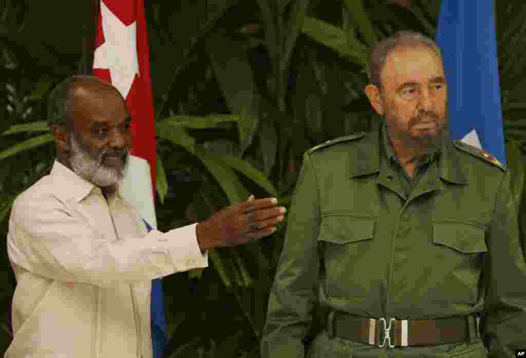 President-elect of Haiti Rene Preval speaks with Cuban President Fidel Castro at the Revolution Palace in Havana, Cuba, Thursday, April 13, 2006. Preval was invited by Castro to visit Cuba.(AP Photo/ Javier Galeano)