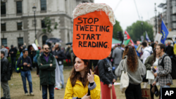 Njerëzit me pankarta gjatë një proteste kundër Presidentit Trump në qendër të Londrës (4 qershor 2019)