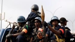La police centrafricaine sécurise les lieux avant l'arrivée du pape François à Bangui, le 29 novembre 2015. (AP Photo/Jerome Delay)