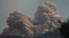 En Indonesia buscan víctimas del volcán