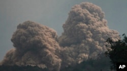 La violenta erupción del volcán Rokatenda en la pequeña isla de Palue, en Indonesia, dejó seis muertos. Todavía se escuchan explosiones.