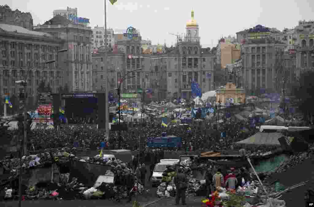 Protesters gather in the Independence square in central Kyiv. Protesters claimed full control of the city following the signing of a Western-brokered peace deal aimed at ending the nation&#39;s three-month political crisis.