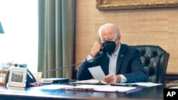  조 바이든 미국 대통령이 지난 22일 마스크를 쓴 채 전화로 업무를 수행하고 있다. 