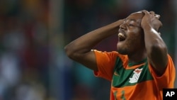 Stoppila Sunzu de la Zambie regrette après avoir manqué un but lors du match du groupe C contre le Burkina Faso pour la Coupe d'Afrique des nations, au Mbombela Stadium, à Nelspruit, Afrique du Sud, le 29 janvier 2013.