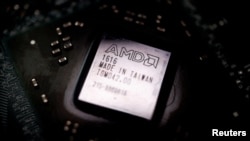 资料图片：在这张2023年2月17日拍摄的照片中，可以在图形处理器(GPU)芯片上看到半导体公司 AMD的标识。