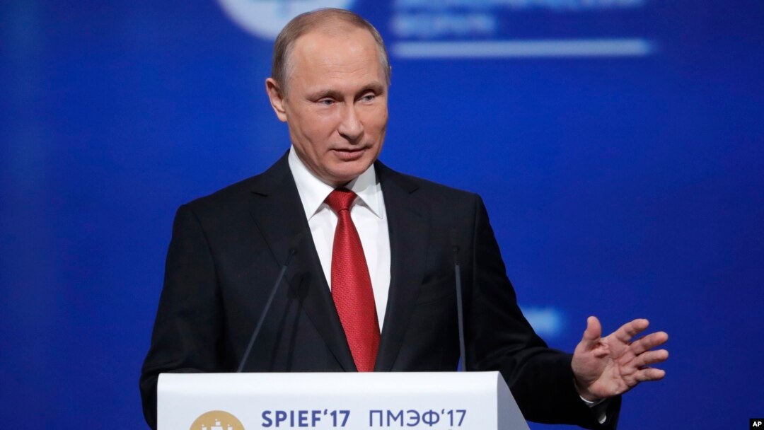 Tổng thống Nga Vladimir Putin phát biểu tại Diễn đàn Kinh tế Quốc tế ở St. Petersburg, Nga, ngày 2/6/2017. 
