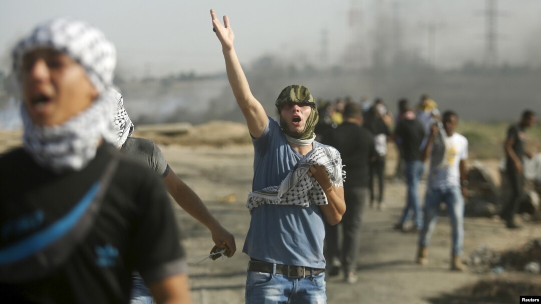 Para demonstran Palestina bereaksi terhadap gas airmata yang ditembakkan tentara Israel (16/10). Kekerasan terbaru ini telah menewaskan puluhan orang. 