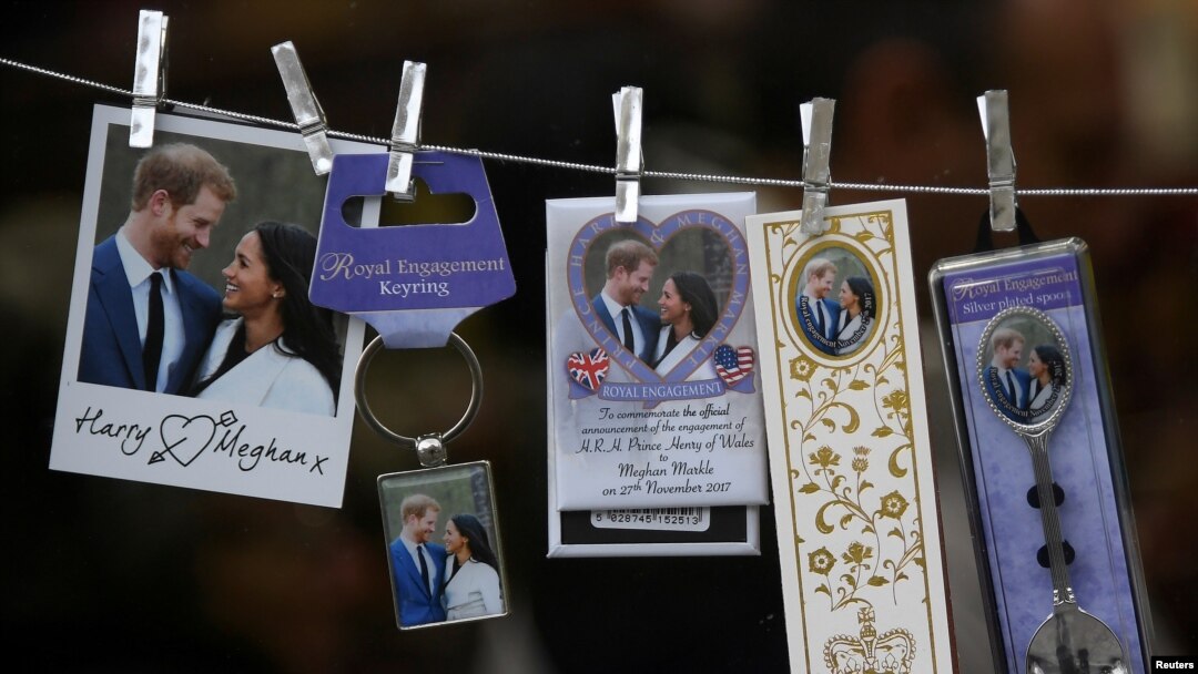 Cendera mata pernikahan Pangeran Harry dar Inggris dengan tunangannya Meghan Markle, di sebuah toko di Windsor, Inggris, 4 Januari 2018.
