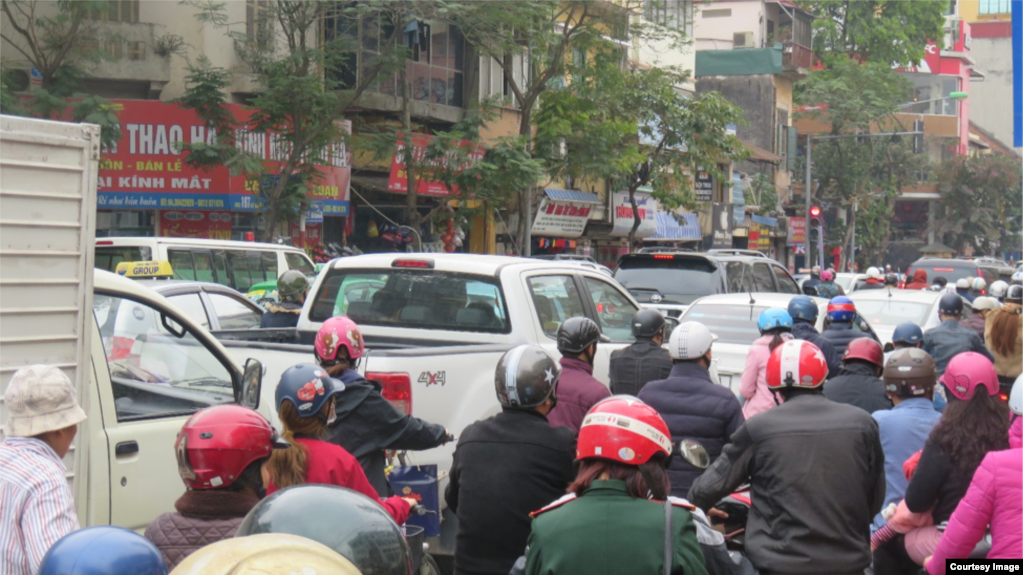 Ngày càng có nhiều người dân Việt Nam sở hữu xe hơi. Ảnh minh họa là giao thông giờ cao điểm tại một con đường ở thủ đô Hà Nội