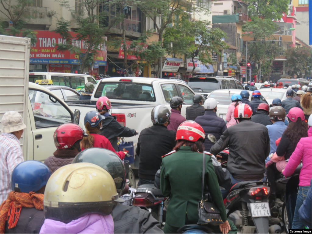 Cảnh ùn tắc thường xuyên xảy ra trên các đường phố ở Hà Nội dịp giáp Tết, kể cả trên các tuyến đường một chiều. 