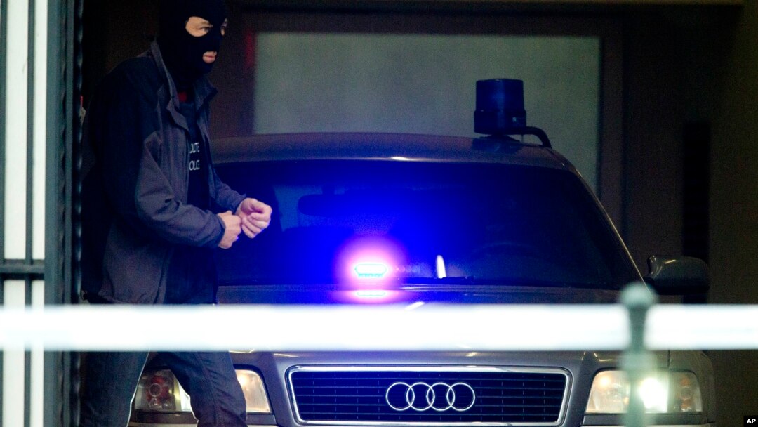 Mobil polisi Belgia yang diyakini membawa tersangka serangan di Brussels, Salah Abdeslam, meninggalkan gedung pengadilan di Brussels, Belgia (24/3). (AP/Peter Dejong)