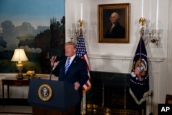 美国总统川普2018年5月8日在白宫外交接待室发表退出伊朗核协议的声明。